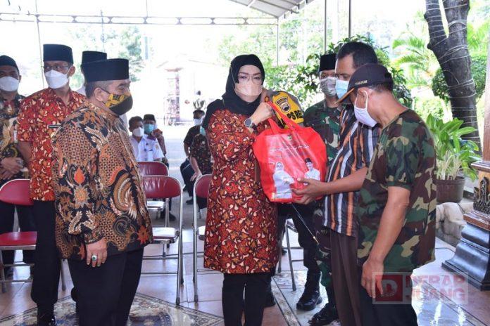 Etik Suryani Berbagi Sembako Untuk Warga Kurang Mampu Hingga THL