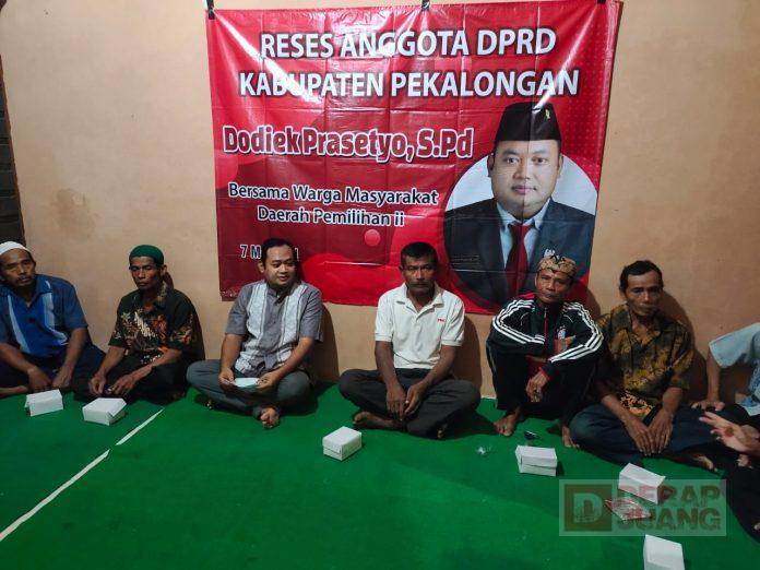Gelar Reses, Dodiek Prasetyo Bagikan Bingkisan Lebaran Kepada Kader Partai