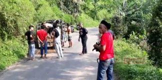 Gotong Royong Bersama Warga, Munying Perbaiki Jalan Berlubang