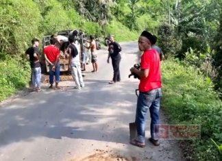 Gotong Royong Bersama Warga, Munying Perbaiki Jalan Berlubang