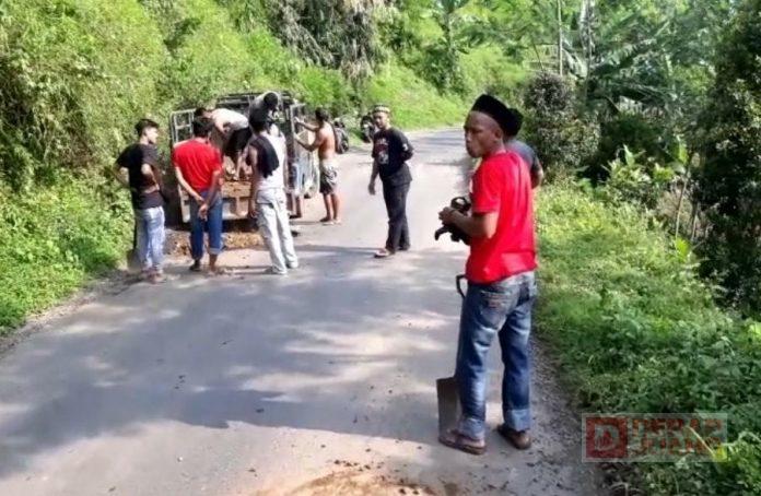 Gotong Royong Bersama Warga, Munying Perbaiki Jalan Berlubang