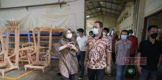 Hendi Tinjau Proses Produksi Furniture Favorit Artis Hollywood