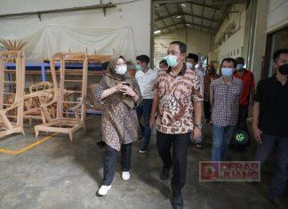 Hendi Tinjau Proses Produksi Furniture Favorit Artis Hollywood