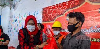 Hj. Kadarwati Bersama PDI Perjuangan Surakarta Bagikan Sembako