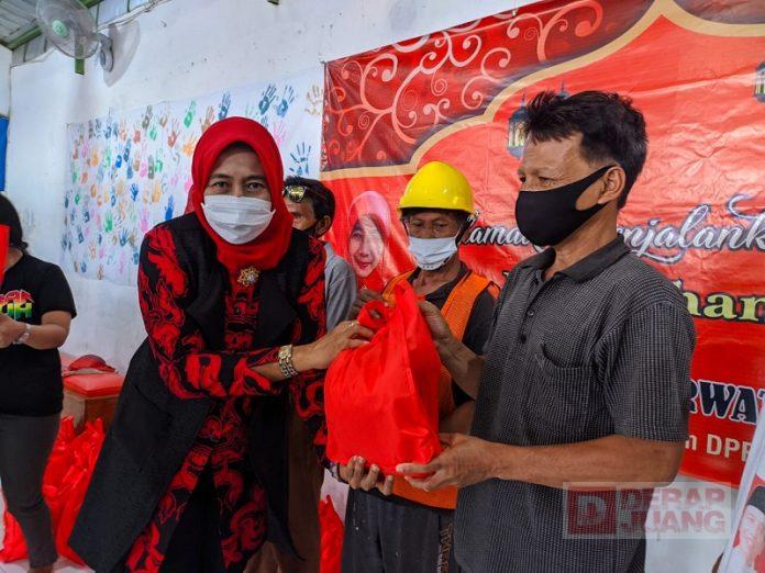 Hj. Kadarwati Bersama PDI Perjuangan Surakarta Bagikan Sembako