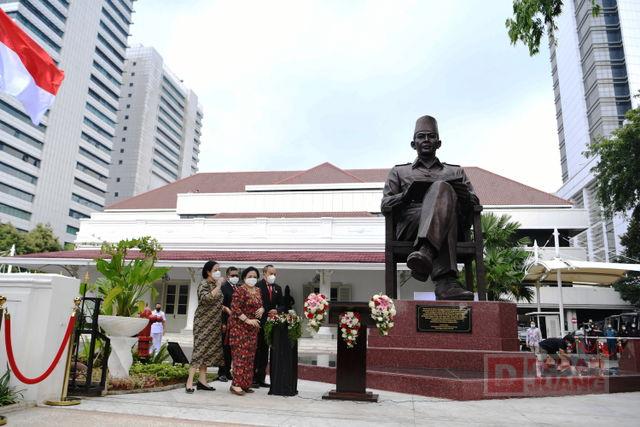 Hj. Megawati Soekarnoputri Resmikan Patung Bung Karno di Kantor Lemhanas RI