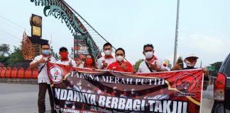 Indahnya Berbagi Takjil DPC PDI Perjuangan dan Taruna Merah Putih Grobogan