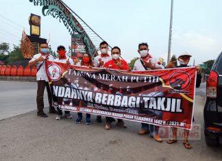 Indahnya Berbagi Takjil DPC PDI Perjuangan dan Taruna Merah Putih Grobogan