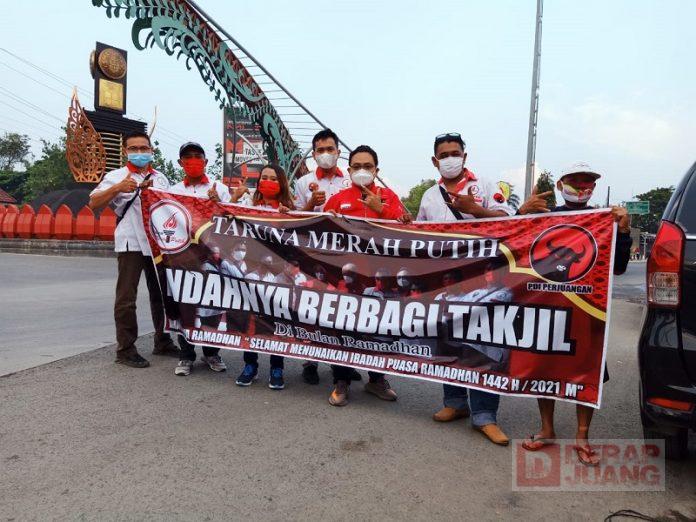 Indahnya Berbagi Takjil DPC PDI Perjuangan dan Taruna Merah Putih Grobogan