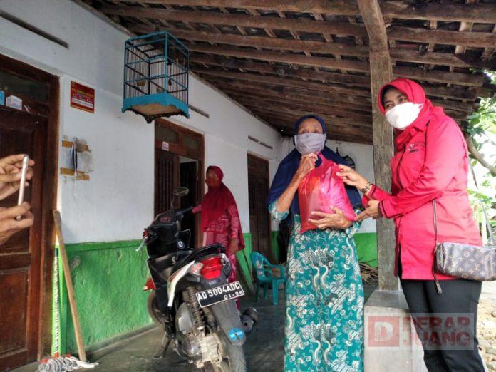 Jelang Hari Raya Idul Fitri, Kadarwati Bagikan 2500 Paket Sembako Kepada Warga Terdampak Covid-19