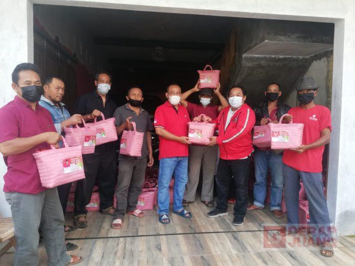 Jelang Lebaran, DPC PDI Perjuangan Batang Bagikan Bingkisan Kepada Kader Partai
