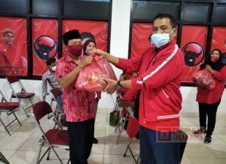 Jelang Lebaran, DPC PDI Perjuangan Klaten Bagikan Sembako Kepada Kaum Marhaen
