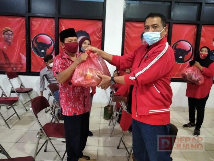 Jelang Lebaran, DPC PDI Perjuangan Klaten Bagikan Sembako Kepada Kaum Marhaen