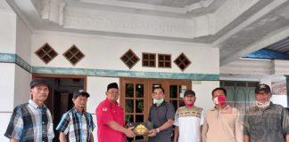 Jelang Lebaran, Sarjono Bagikan Sarung dan Mukena Kepada Kader Partai non Struktural