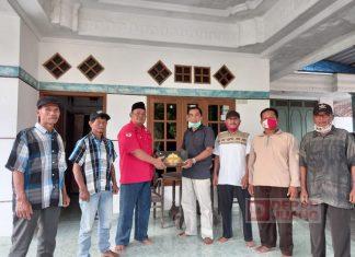 Jelang Lebaran, Sarjono Bagikan Sarung dan Mukena Kepada Kader Partai non Struktural