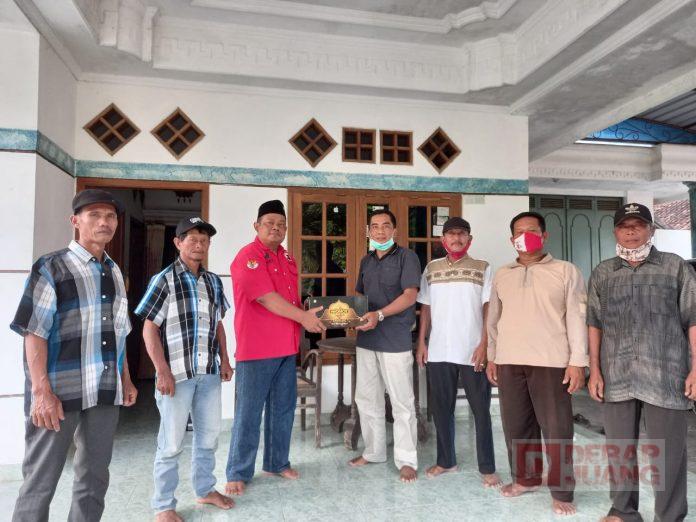 Jelang Lebaran, Sarjono Bagikan Sarung dan Mukena Kepada Kader Partai non Struktural
