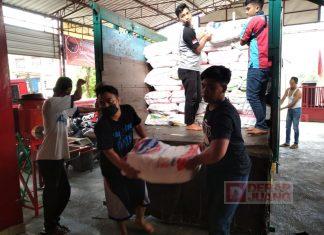 Gotong Royong Komunitas Juang Klaten Mengemas Bingkisan dari Ketua DPR RI