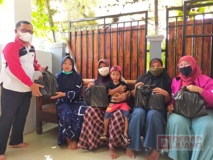 Kenedy Berbagi Bingkisan Lebaran Kepada Masyarakat di Kecamatan Wonokerto