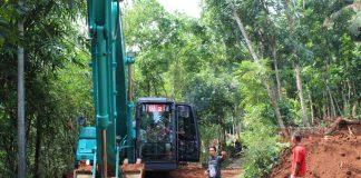 Kerahkan Alat Berat, Ketua PAC PDI Perjuangan Susukan Buka Akses Jalan