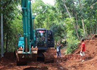 Kerahkan Alat Berat, Ketua PAC PDI Perjuangan Susukan Buka Akses Jalan