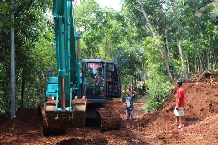 Kerahkan Alat Berat, Ketua PAC PDI Perjuangan Susukan Buka Akses Jalan