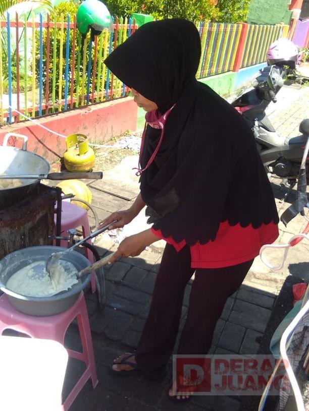 Ketua PAC PDI Perjuangan Kecamatan Kedungbanteng Tekuni Usaha Tahu Crispy