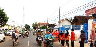 Komunitas Juang Batang Berbagi Takjil di Kecamatan Wonotunggal