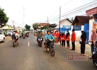 Komunitas Juang Batang Berbagi Takjil di Kecamatan Wonotunggal