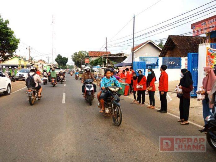 Komunitas Juang Batang Berbagi Takjil di Kecamatan Wonotunggal (2)