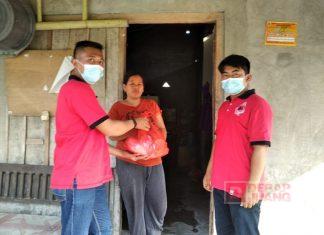 Komunitas Juang Klaten Berbagi Sembako ke Rumah Warga