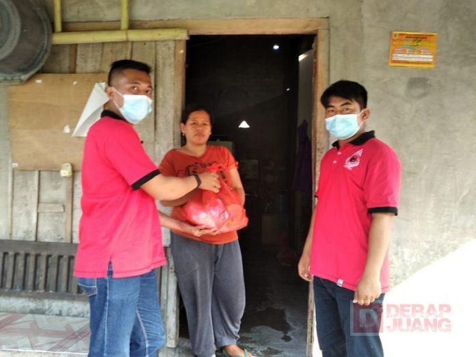 Komunitas Juang Klaten Berbagi Sembako ke Rumah Warga