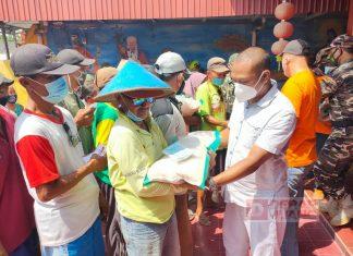 Menjelang Akhir Bulan Puasa, Mas Rere Bagikan Sembako kepada Warga