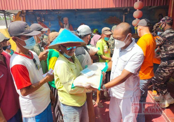 Menjelang Akhir Bulan Puasa, Mas Rere Bagikan Sembako kepada Warga