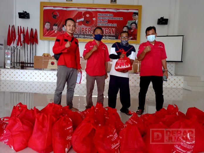 Messy Widiastuti Berbagi Sembako Kepada Kader Partai di Kabupaten Brebes