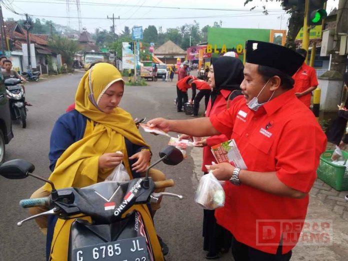PAC PDI Perjuangan se-Batang Berbagi Takjil (2)