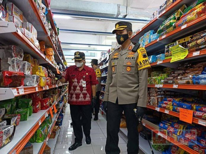 Pastikan Makanan Masih Layak, Bupati Ngesti Lakukan Sidak Dua Swalayan