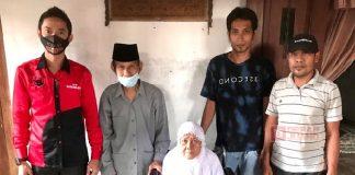 Peduli Difabel, Kader Banteng Jepara Berikan Kursi Roda