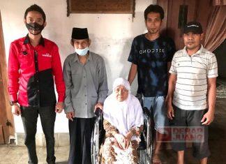 Peduli Difabel, Kader Banteng Jepara Berikan Kursi Roda