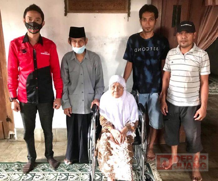 Peduli Difabel, Kader Banteng Jepara Berikan Kursi Roda