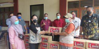 Penghujung Ramadhan, Agustina Wilujeng Bagikan Paket Sembako Kepada Masyarakat Sragen