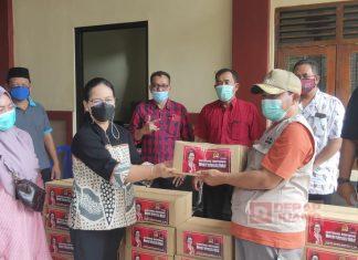 Penghujung Ramadhan, Agustina Wilujeng Bagikan Paket Sembako Kepada Masyarakat Sragen