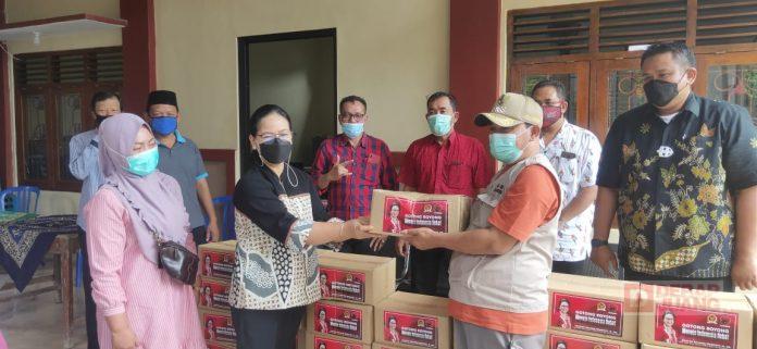 Penghujung Ramadhan, Agustina Wilujeng Bagikan Paket Sembako Kepada Masyarakat Sragen