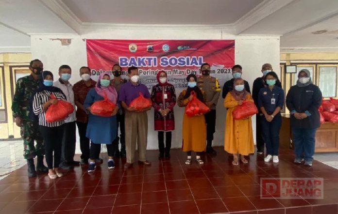 Peringati Hari Buruh, Sri Sumarni Bagikan Paket Sembako dan Masker