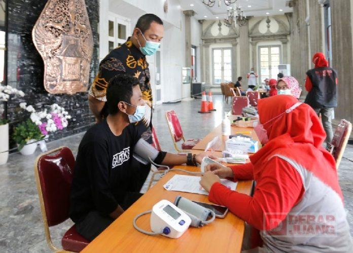 Peringati-May-Day-Hendi-Lakukan-Vaksinasi-untuk-Buruh