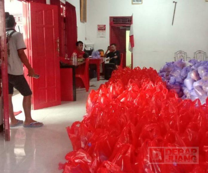 Perkuat Basis, DPC PDI Perjuangan Kota Pekalongan Bagikan Parcel Lebaran