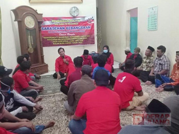 Ringankan Beban Kader, DPC PDI Perjuangan Demak Berbagi Paket Sembako