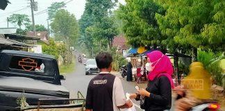 Rossi Ardiyanti Bagikan Bingkisan Kepada Pengayuh Becak