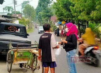 Rossi Ardiyanti Bagikan Bingkisan Kepada Pengayuh Becak