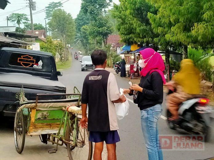 Rossi Ardiyanti Bagikan Bingkisan Kepada Para Pengayuh Becak