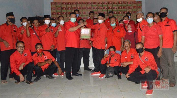 Sambut Idul Fitri, Taufik Nurhidayat Bagikan Parcel Lebaran dan THR